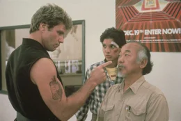 Von links: Kreese (Martin Kove), Daniel (Ralph Macchio) und Miyagi (Pat Morita)
