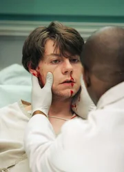 Ein sterbenskranker Patient wird vom Arzt untersucht: Patrick Fugit als Jack Walters, Omar Epps als Dr. Eric Foreman. Ein sterbenskranker Patient wird vom Arzt untersucht: Patrick Fugit als Jack Walters, Omar Epps als Dr. Eric Foreman.