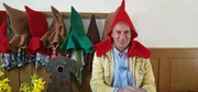 Wladimir Kaminer probiert im Schneewittchenhaus Bergfreiheit in Bad Wildungen die Zipfelmützen an.