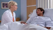 Dr. Kathrin Globisch (Andrea Kathrin Loewig) erkundigt sich bei Mark Weidenberg (Marlon Kittel), wie es ihm im Gef&auml;ngnis ergangen ist.