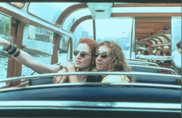 Durch ihre Tante Clarissa (Sibylle Canonica, li.) er&ouml;ffnet sich Lara (Sylvie Testud, re.) eine ganz neue Welt. Clarissa schenkt ihr eine Klarinette und m&ouml;chte ihr ein Musikstudium erm&ouml;glichen.