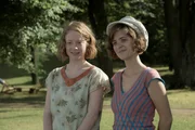 L-R: Greta (Leonie Benesch), Charlotte (Liv Lisa Fries).