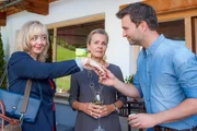 Im Bild (v.li.): Carolin Schönberg (Pamela Knaack), Gräfin Schönberg (Andrea L'Arronge), Lukas Roither (Jakob Seeböck).