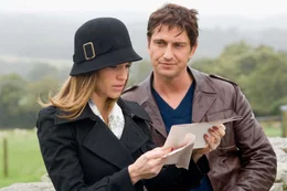 Durch das Lesen seiner Briefe f&uuml;hlt sich Holly (Hilary Swank) ihrem verstorbenen Mann Gerry (Gerard Butler) trotz ihrer Trauer nahe und macht damit einen Schritt nach dem anderen in eine neue Zukunft.