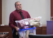 Shayna Hubers, die wegen Mordes an ihrem Freund erneut verhandelt wird. Ein Polizeibeamter aus Highland Heights trägt Beweismaterial in den Gerichtssaal für das Wiederaufnahmeverfahren des Staates Kentucky gegen Shayna Hubers. Campbell County Circuit Judge Daniel Zalla ist der vorsitzende Richter.