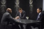 Lou Divers (Ronde Barber, l.) wird von einem Konkurrenten aus der Fantasy-Football-Liga bedroht. Als dieser kurze Zeit sp&auml;ter tot im Wald aufgefunden wird, ger&auml;t Divers ins Visier der Ermittler Booth (David Boreanaz, M.) und Aubrey (John Boyd).