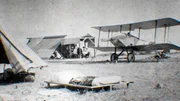Eine Sopwith Tabloid, die auf dem Flugplatz des Royal Naval Air Service festgebunden ist. Es handelt sich um eine späte Tabloid-Produktion mit Querrudern an der oberen und unteren Tragfläche. Das Flugzeug scheint unbewaffnet zu sein