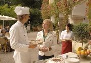Helen Rossmann (Alexandra Horn, re.) beobachtet argwöhnisch, dass sich zwischen Felix (Max von Thun) und der aufgedonnerten Robin (Eva Meier) etwas anbahnt. Helen Rossmann (Alexandra Horn, re.) beobachtet argwöhnisch, dass sich zwischen Felix (Max von Thun) und der aufgedonnerten Robin (Eva Meier) etwas anbahnt.