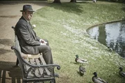 Seitdem seine Tochter die Familie verlassen hat, igelt sich Fred Thursday (Roger Allam) immer mehr ein.