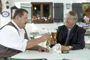 Kommissar Korbinian Hofer (Joseph Hannesschläger, li.) erhofft sich Unterstützung vom Pfarrer (Gerd Fritz).