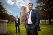 DS Ben Jones (Jason Hughes, l.), DCI John Barnaby (Neil Dudgeon, r.).