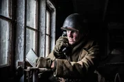 REEANCTMENT - Ein Artilleriebeobachter des 242. Infanterieregiments ruft die Artillerie von einem Kirchturm in Hatten, Frankreich, herbei. Gespielt von Cole Breckell. (Holdout II Productions Inc./Liam Herring)