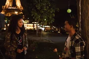 Ines (Eubha Akilade, li.) trifft sich am Abend des Valentinstages mit Pinky (Lawrence Walker, re.) am Fuß des Eiffelturms.