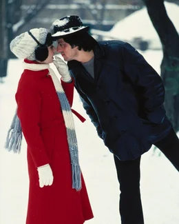 Nachdem Rocky Balboa (Sylvester Stallone, r.) gegen Schwergewichtsweltmeister Apollo Creed &uuml;berraschend ein Unentschieden holte, h&auml;ngt er die Boxhandschuhe an den Nagel und widmet sich voll und ganz seiner gro&szlig;en Liebe Adrian (Talia Shire, l.) ...