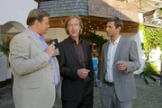 Die Kommissare Tobias Hartl (Michael A. Grimm, l.) und Sven Hansen (Igor Jeftic, r.) befragen Immobilieninvestor Max Westinghaus (Oliver Stritzel, M.).