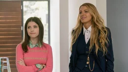 L - R: Anna Kendrick als Stephanie Smothers, Blake Lively als Emily Nelson