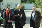 Moni glaubt, dass ein Kleinwagen genau das richtige Fahrzeug für den Pfarrer ist. Von links: Monika Vogl (Christine Reimer), Pfarrer Kurz (Hans Stadlbauer) und Alois Preissinger (Erich Hallhuber). Moni glaubt, dass ein Kleinwagen genau das richtige Fahrzeug für den Pfarrer ist. Von links: Monika Vogl (Christine Reimer), Pfarrer Kurz (Hans Stadlbauer) und Alois Preissinger (Erich Hallhuber).