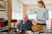 Agnes Krüger (Henrike von Kuick) kümmert sich pflichtbewusst um ihren schwer erkrankten Vater Robert (Christian Redl), dem einst mächtigen DHJ-Organisator und ideologisch rechten Vordenker. Agnes Krüger (Henrike von Kuick) kümmert sich pflichtbewusst um ihren schwer erkrankten Vater Robert (Christian Redl), dem einst mächtigen DHJ-Organisator und ideologisch rechten Vordenker.