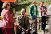 Fanny und Lieserl schaffen es, den Bürgermeister wieder zu versöhnen und Lieserls Pacht zu verlängern. Von links: Lieserl (Inge Maux), Bürgermeister Bichler (Clemens Berndorff), Norbert (Kai Lentrodt) und Gregor Brunner (Holger M. Wilhelm).