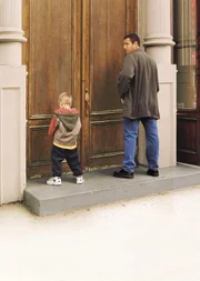Sonny (Adam Sandler) gibt den gro&szlig;en Vater, um seiner Freundin zu beeindrucken. Doch der Ziehsohn Julian (Cole/Dylan Sprouse, l.), den er f&uuml;r seine Scharade ausgesucht hat, hat auch noch ein W&ouml;rtchen mitzureden.