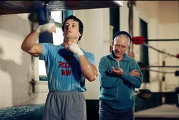Geplant ist der Kampf als PR-Gag, doch Rocky (Sylvester Stallone, l.) will dem Schwergewichts-Champion und den Zuschauern beweisen, dass er mehr ist als nur ein Hinterhof-Boxer. Und so trainiert er gemeinsam mit Trainer Mickey (Burgess Meredith, r.) wie besessen...