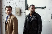 Javier Esposito (Jon Huertas, r.) und Kevin Ryan (Seamus Dever, l.) suchen den Musikproduzenten Tyrese Wilton auf, um ihm ein paar Fragen zu stellen. Hat er etwas mit dem Mord an Holly zu tun?