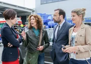 Bibi (Adele Neuhauser, 2. von links) diskutiert in Gegenwart der Journalistin (Doris Hindinger, rechts) mit der Firmenleitung: Paul Mitteregger (Gerald Votava) und Pressesprecherin (Julia Schranz).