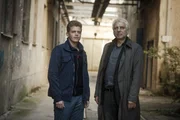 Von links: Kommissar Kalli Hammermann (Ferdinand Hofer) und Kriminalhauptkommissar Franz Leitmayr (Udo Wachtveitl) untersuchen den Tatort in der alten Papierfarbrik erneut und versuchen den Tathergang zu rekonstruieren.