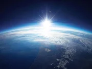 Quasare sind die hellsten Objekte im Universum. Ihr Lichtstrom kann ganze Galaxien zerst&ouml;ren.