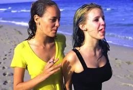Seit Monaten verbringen Ali (Bijou Phillips, l.) und Heather (Kelli Garner, r.) ihre Zeit mit Kiffen, Autofahren und Sexorgien. Eines Tages jedoch fassen sie einen folgenschweren Entschluss ...