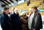 Während eines Spiels der Kölner "Haie" wird der russische Eishockey-Star Dimitri Smirkow auf dem Eis erschossen! Noch völlig fassungslos stehen (v.l.n.r.) Taube (Christian M. Goebel), Haupt (Christoph Quest), die Spielervermittlerin Anja Tscherkowa (Inga Schulman), der KEC-Präsident (Peter Schwab) und Jupp (Uwe Fellensiek) auf dem Spielfeld.