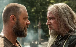 Noah (Russell Crowe, l.) baut mit seiner Familie eine Arche, um die Tierwelt vor der Vernichtung durch Gottes bevorstehende Sintflut zu bewahren. Tubal-Kain (Ray Winstone, r.) und seine Soldaten wollen jedoch auch einen Platz auf der Arche bekommen - notfalls mithilfe von Gewalt ...