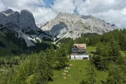 Landschaftsbild von der Austriahütte und dem Dachsteinmassiv. Landschaftsbild von der Austriahütte und dem Dachsteinmassiv.