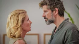 Martina (Maria Furtw&auml;ngler) scheint ver&auml;ndert: Ehemann Andi (Pasquale Aleardi) ist misstrauisch.; ARD/NDR BIS ZUR WAHRHEIT, am Mittwoch (20.11.24) um 20:15 Uhr im ERSTEN. Martina (Maria Furtw&auml;ngler) scheint ver&auml;ndert: Ehemann Andi (Pasquale Aleardi) ist misstrauisch. &copy; NDR/Boris Laewen/Roland Stuprich, honorarfrei - Verwendung gem&auml;&szlig; der AGB im engen inhaltlichen, redaktionellen Zusammenhang mit genannter NDR-Sendung bei Nennung "Bild: NDR/Boris Laewen/Roland Stuprich" (S2). NDR Presse und Information/Fotoredaktion, Tel: 040/4156-2333 oder -2305, pressefoto@ndr.de