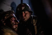 ERNEUERUNG - Der Sanitäter des 242. Infanterieregiments versorgt die Wunden von Captain William Corson in Pillbox 9 der Maginot-Linie. Gespielt von Ivan Sadovsky und Reece Presley. (Holdout II Productions Inc./Liam Herring) ERNEUERUNG - Der Sanitäter des 242. Infanterieregiments versorgt die Wunden von Captain William Corson in Pillbox 9 der Maginot-Linie. Gespielt von Ivan Sadovsky und Reece Presley. (Holdout II Productions Inc./Liam Herring)