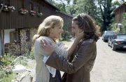 Marie (Karin Thaler, li.) ist ganz aus dem Häuschen, so sehr freut sie sich, ihre Freundin Bärbel wieder zu sehen (Patrizia Schwöbel). Marie (Karin Thaler, li.) ist ganz aus dem Häuschen, so sehr freut sie sich, ihre Freundin Bärbel wieder zu sehen (Patrizia Schwöbel).