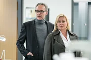 Dr. Bernhard Marks (Daniel Friedrich, l.); Dagmar Schnee (Petra Kleinert, r.)