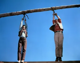 Paul Regret (Stuart Whitman, l.); Capt. Jake Cutter (John Wayne, r.)