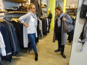 Sabine und Shoppingbegleitung Simone (r.) suchen die passenden Schuhe.