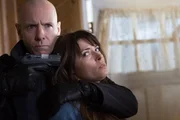 L-R: Adam Westinghouse (Hugh Dillon) und Rachel Weller (Sarah Lind)