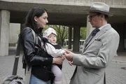 In Berlin kommt es zum glücklichen Wiedersehen zwischen Evelin (Emily Kusche) mit Baby Mila (Lucia Wernze) und Schriftsteller Nikolai (Alexander Scheer). In Berlin kommt es zum glücklichen Wiedersehen zwischen Evelin (Emily Kusche) mit Baby Mila (Lucia Wernze) und Schriftsteller Nikolai (Alexander Scheer).