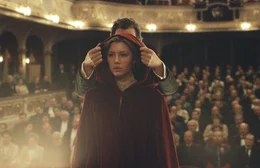 Seit ihrer Kindheit liebt Sophie (Jessica Biel, vorne) nur einen Mann: Edward, der sich seit einigen Jahren Eisenheim (Edward Norton, hinten) nennt und ein ber&uuml;hmter Magier geworden ist. Da trifft sie ihn w&auml;hrend einer seiner Shows wieder ...