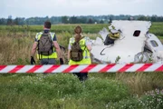Brantford, Ontario - Der Ermittler Ron Smits (gespielt von Jeff Miller) und seine Assistentin (gespielt von Emily Andrews) untersuchen die Absturzstelle des Malaysian Airlines-Fluges 17.