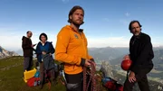 Markus (Sebastian Ströbel, 2.v.r.) hat den erfahren Bergretter Walther Senn (Helmfried von Lüttichau, r.) um Unterstützung zur Betreuung des Projekts der Geologin Tabea Gollini (Anke Sevenich, 2.v.l.) und von Yasin Bardak (Roman Blumenschein, l.) gebeten.