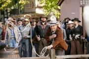 Um den Mordfall eines Cowboys aufzuklären, ermitteln Booth (David Boreanaz) und Brennan undercover bei Wild-West-Spielen. Um den Mordfall eines Cowboys aufzuklären, ermitteln Booth (David Boreanaz) und Brennan undercover bei Wild-West-Spielen.
