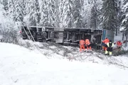 Der Fahrer kam zu nahe an den Fahrbahnrand, geriet ins Rutschen und blieb mehrere Meter von der Straße entfernt auf der Seite liegen.