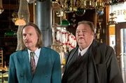 ARD DER DICKE IV. Staffel, Hauptabendserie (13 neue Folgen), Folge 41 "Schlag auf Schlag, am Dienstag um 20.15 Uhr im Ersten. Pensionswirt Paul Siemsen (Michael Wittenborn, l.) hat seinen Freund Gregor Ehrenberg (Dieter Pfaff, r.) um Hilfe gebeten. Gegen ihn liegt eine Anzeige wegen schwerer Körperverletzung vor.