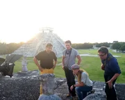 Chitzen Itza, Mexiko: Die Darsteller und das Team beim Dreh einer Szene in Chitzen Itza. Chitzen Itza, Mexiko: Die Darsteller und das Team beim Dreh einer Szene in Chitzen Itza.