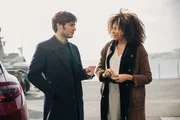 Luca (Lino Guanciale) ist überglücklich, wieder mit seiner Frau Sylvie (Stéfi Celma) zusammen zu sein.