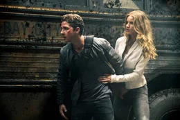 Ist bereit, f&uuml;r seine neue Freundin (Rosie Huntington-Whiteley, r.) das eigene Leben zu riskieren: Sam (Shia LaBeouf, l.) ...